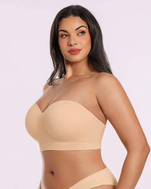 Soutien-gorge sans bretelles Defineline™ porté, silhouette lisse sous les vêtements.