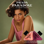 Flacon PRADA Paradoxe Eau de Parfum, silhouette géométrique noire aux reflets dorés.
