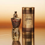 Flacon Le Male Elixir de Jean Paul Gaultier, silhouette torse iconique, sur fond neutre.