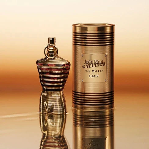 Flacon Le Male Elixir de Jean Paul Gaultier, silhouette torse iconique, sur fond neutre.