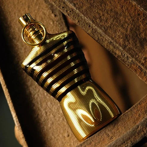 Le Male Elixir Jean Paul Gaultier, flacon avec son coffret.